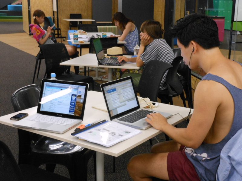 Mesa de estudo com laptop e material para preparação para concursos