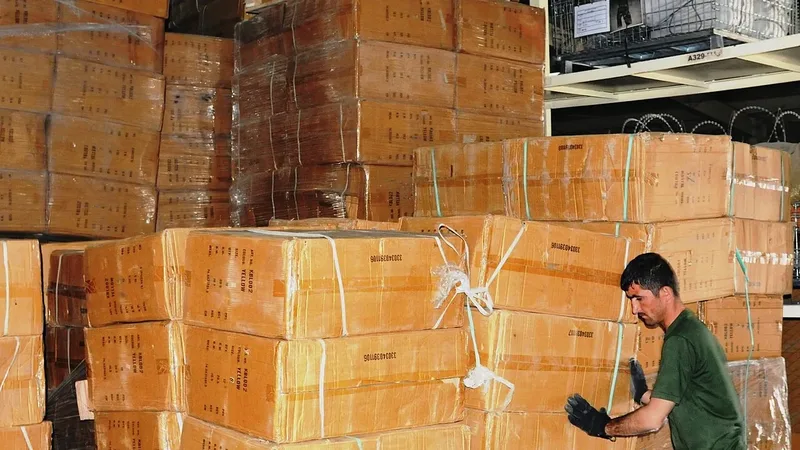 Técnico em logística conferindo materiais em operação de armazenagem