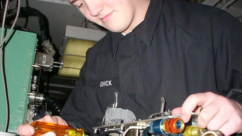 Técnico em Eletrônica fazendo manutenção em equipamento eletrônico industrial