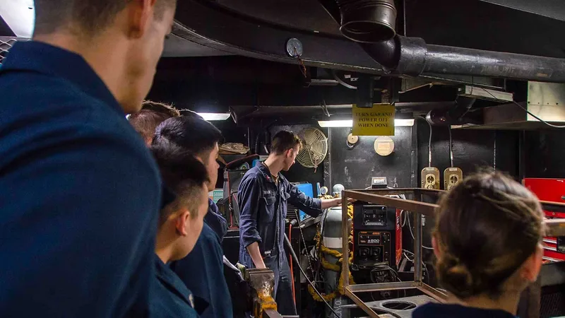 Manutenção de máquina em ambiente industrial por profissional técnico
