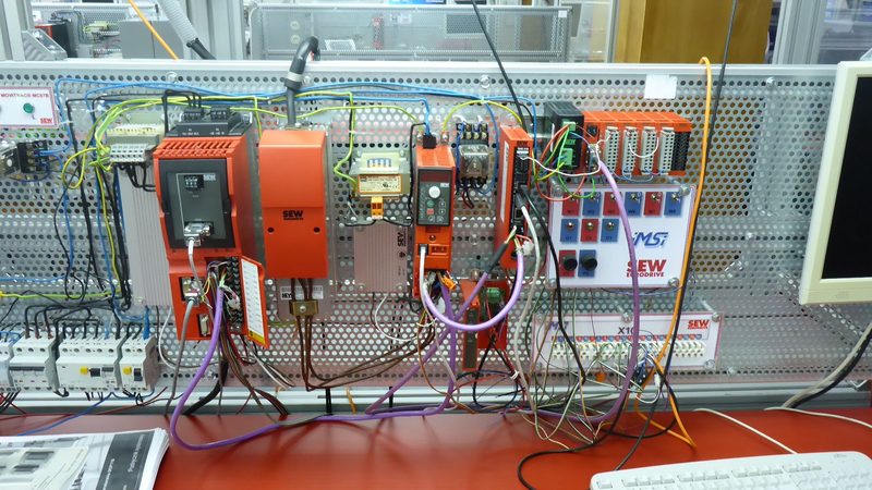 Bancada de laboratório usada em aulas de mecatrônica e acionamentos elétricos