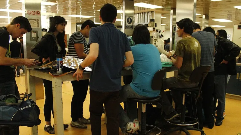 Comparação entre curso técnico em Mecatrônica e Eletrotécnica em laboratório