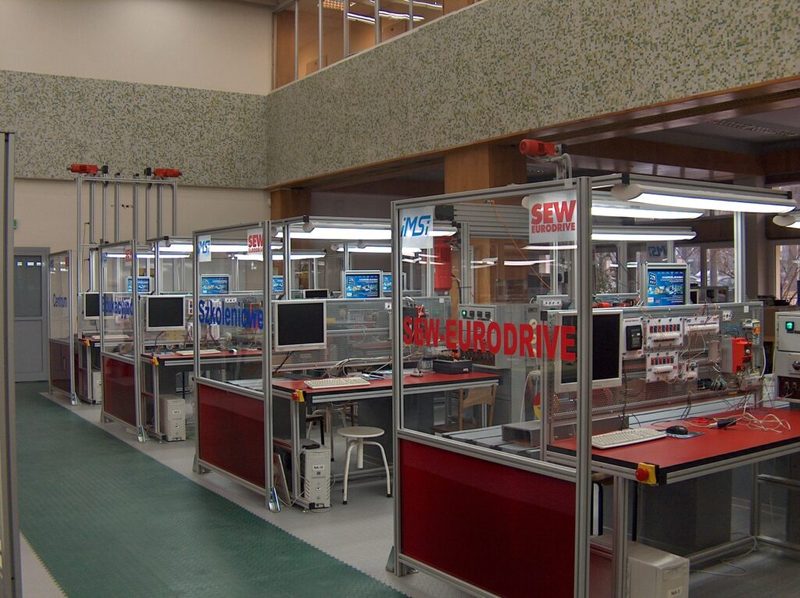 Laboratório de curso técnico em mecatrônica com equipamentos de automação