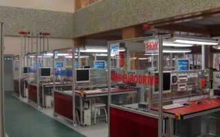 Laboratório de curso técnico em mecatrônica com equipamentos de automação