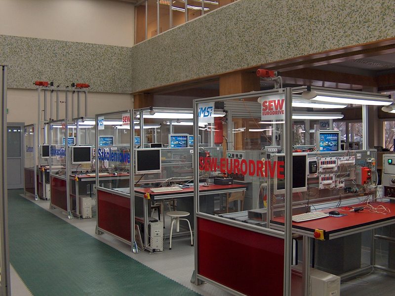 Laboratório de curso técnico em mecatrônica com equipamentos de automação