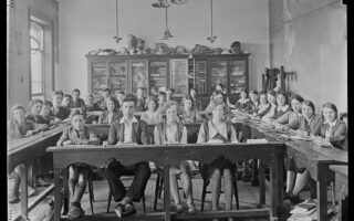 Sala de aula de curso técnico com estudantes durante uma atividade de formação profissional