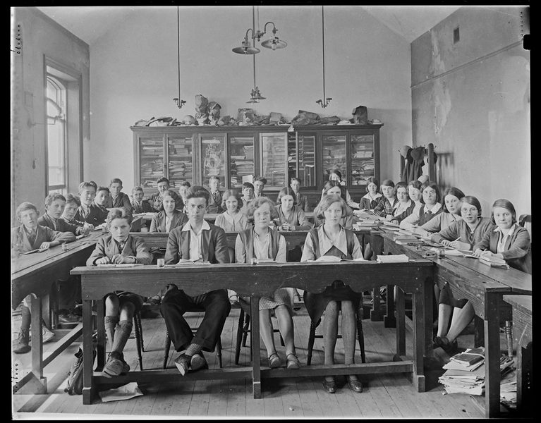 Sala de aula de curso técnico com estudantes durante uma atividade de formação profissional