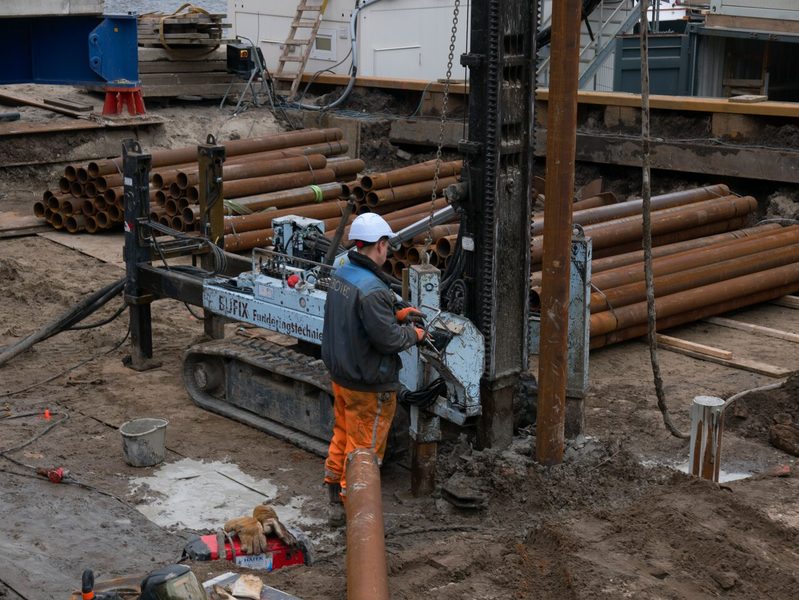 Técnico em edificações acompanhando uma obra de construção civil