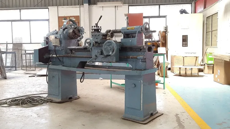 Oficina com máquina de usinagem para aula prática de curso técnico em Mecânica