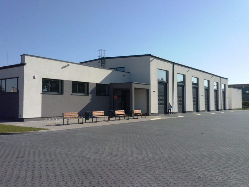 Oficina de curso técnico com equipamentos usados em uma aula prática de formação profissional