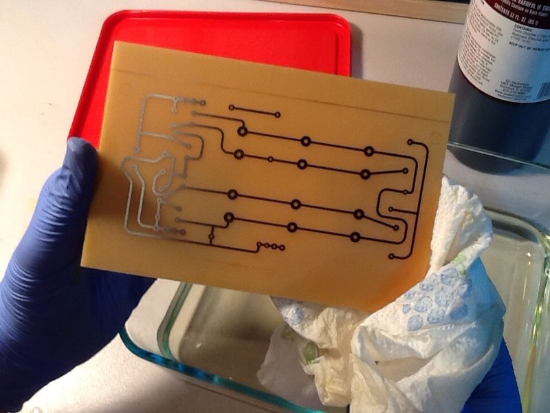Placa de circuito eletrônico com componentes usados no curso técnico em eletrônica