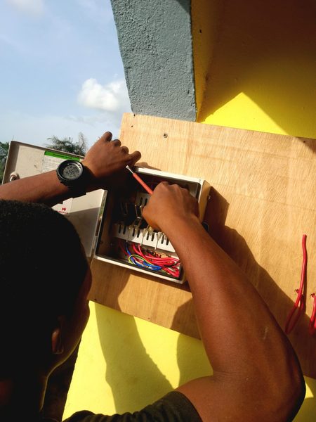 Técnico em eletrotécnica trabalhando em quadro elétrico