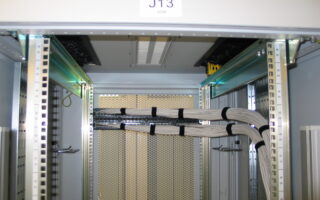 Imagem de rack de servidores e infraestrutura de redes de computadores