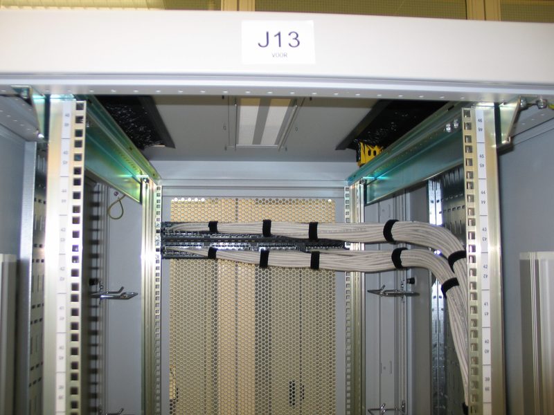 Rack de servidores usado em uma infraestrutura de redes de computadores