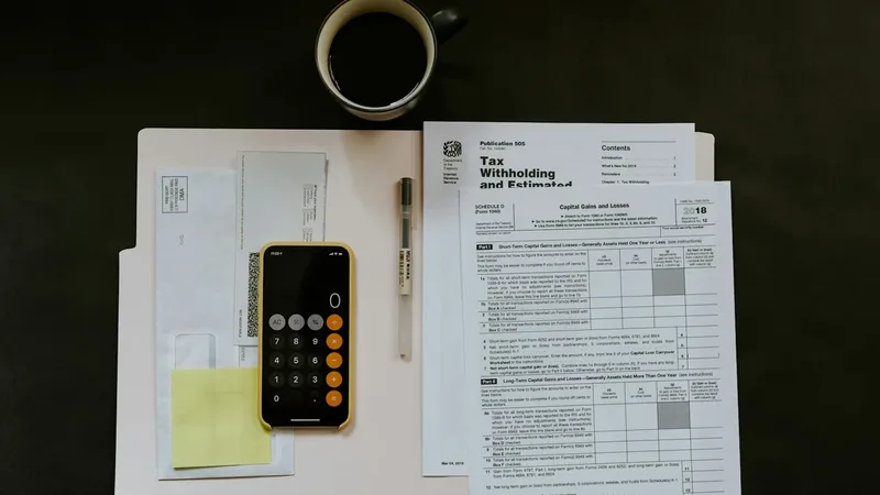 Rotina financeira do técnico em Administração com documentos e calculadora