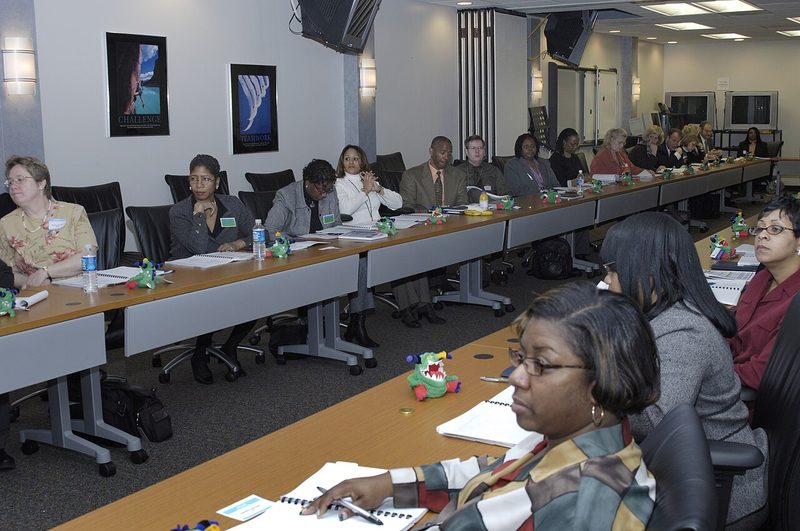 Equipe de recursos humanos reunida para discutir rotinas de gestão de pessoas