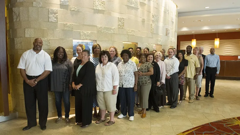 Equipe reunida em atividade de Recursos Humanos e administração de pessoal