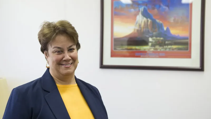 Profissional de secretariado organizando documentos e computador em escritório