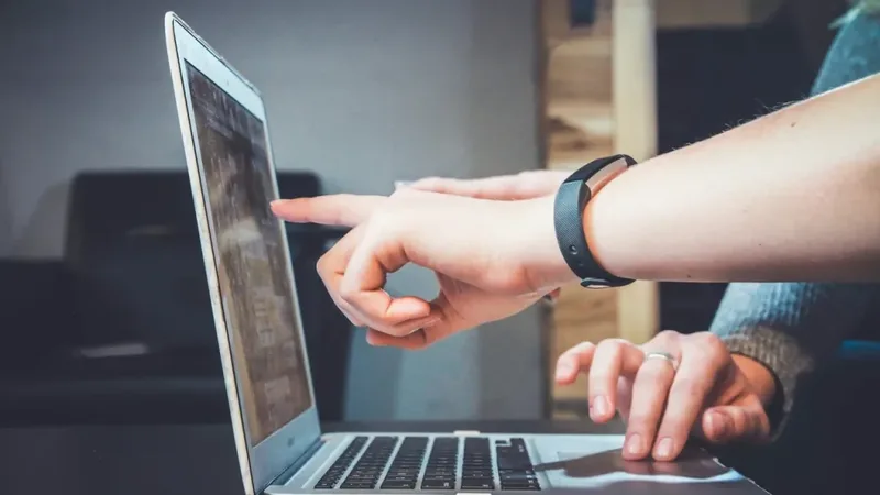 Estudante de informática usando notebook em processo seletivo de estágio