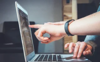 Estudante de informática usando notebook em processo seletivo de estágio