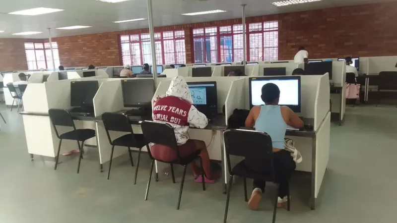 Imagem de estudantes em laboratório de informática relacionada ao processo seletivo SETEC Presidente Prudente 2026