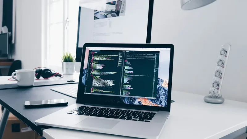 Pessoa estudando programação no computador para prova de estágio em informática