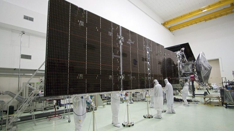 Técnico em eletrotécnica trabalhando com energia solar em painel fotovoltaico