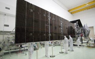 Técnico em eletrotécnica trabalhando com energia solar em painel fotovoltaico
