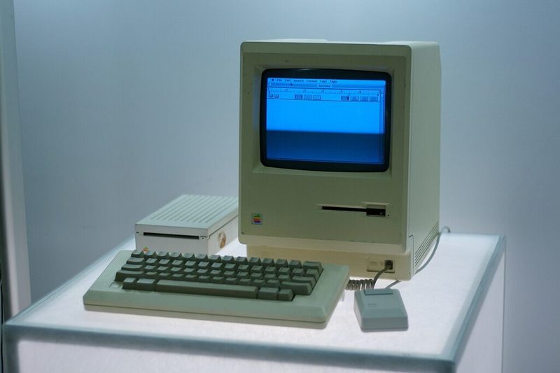 Técnico em Administração trabalhando em um escritório com computador