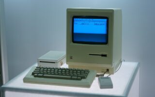 Técnico em Administração trabalhando em um escritório com computador
