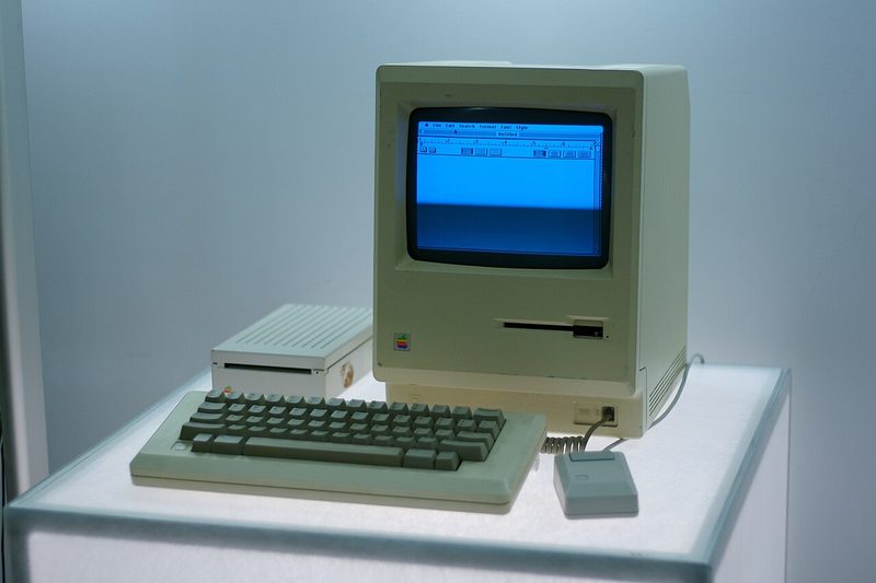 Técnico em Administração trabalhando em um escritório com computador