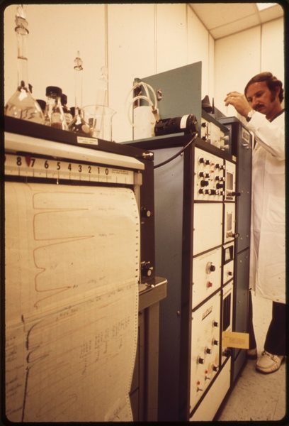 Técnico em meio ambiente trabalhando em laboratório de análise ambiental
