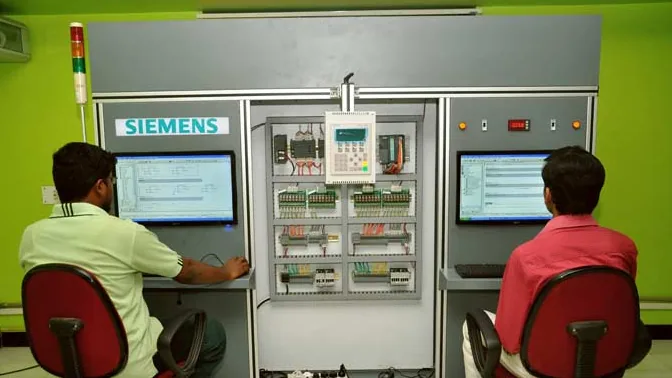 Técnico em automação industrial em aula prática com painel de controle