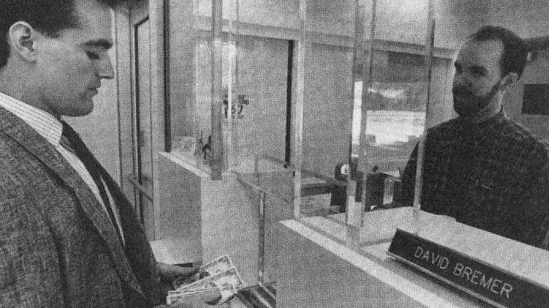 Técnico em Contabilidade trabalhando no atendimento de um banco