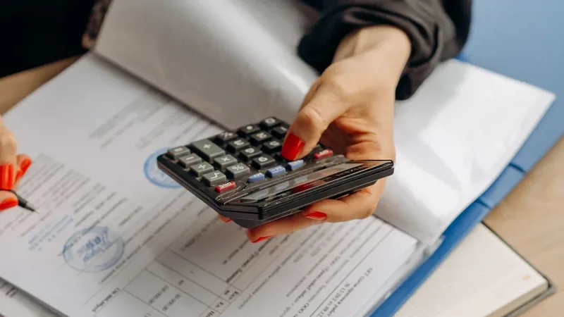 Documentos e calculadora usados na análise contábil