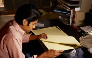 Imagem de destaque sobre técnico em contabilidade trabalhando em rotinas de concurso público