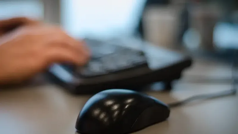 Técnico em Contabilidade trabalhando em escritório contábil