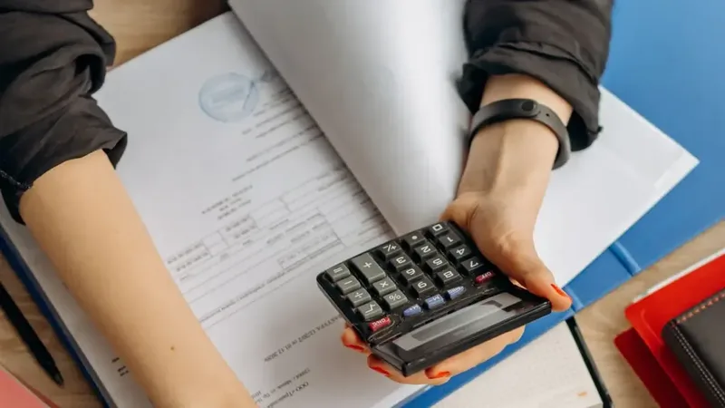 Técnico em contabilidade analisando documentos para perícia contábil
