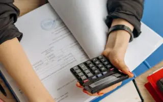 Técnico em contabilidade analisando documentos para perícia contábil