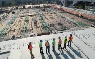 Técnico em Edificações acompanhando uma obra para entender as funções do cargo público