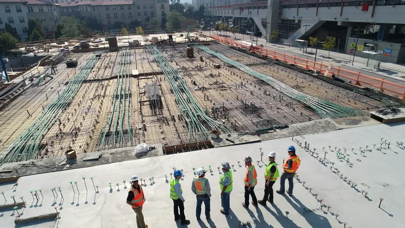 Técnico em Edificações acompanhando execução de obra pública