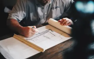 Planta e projeto usados por técnico em edificações em obra pública
