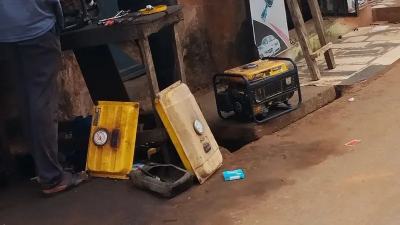 Técnico em Eletromecânica trabalhando na manutenção de um gerador industrial