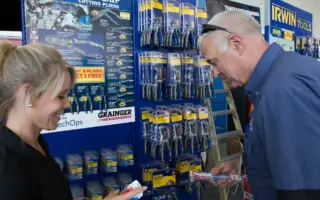 Técnico em Eletromecânica trabalhando na manutenção de equipamento industrial