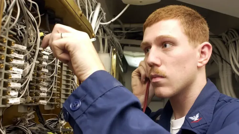 Técnico em eletrônica realizando manutenção em equipamento eletrônico industrial
