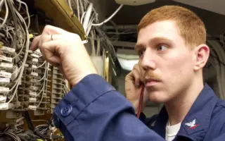 Técnico em eletrônica realizando manutenção em equipamento eletrônico industrial