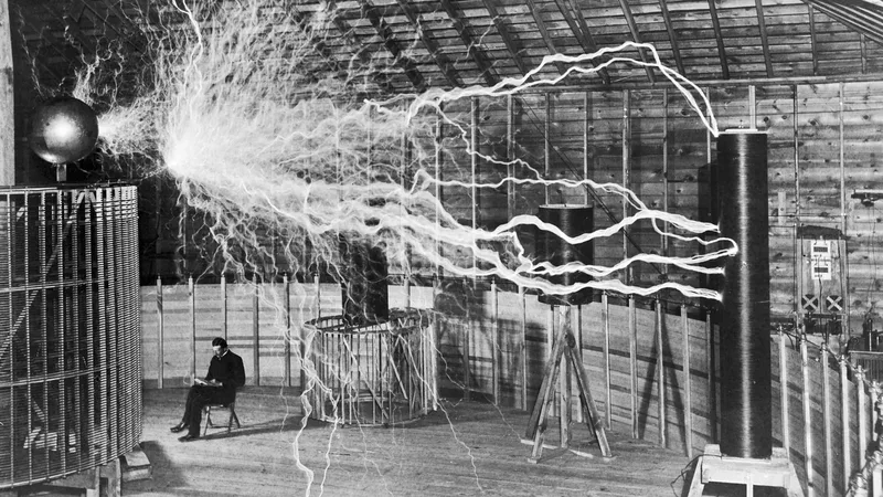 Equipamentos elétricos usados para estudo e testes em formação de Eletrotécnica