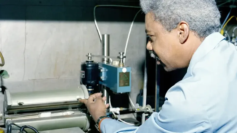 Profissional em laboratório de potência elétrica relacionado ao curso técnico em Eletrotécnica