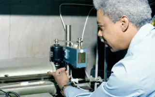 Profissional em laboratório de potência elétrica relacionado ao curso técnico em Eletrotécnica