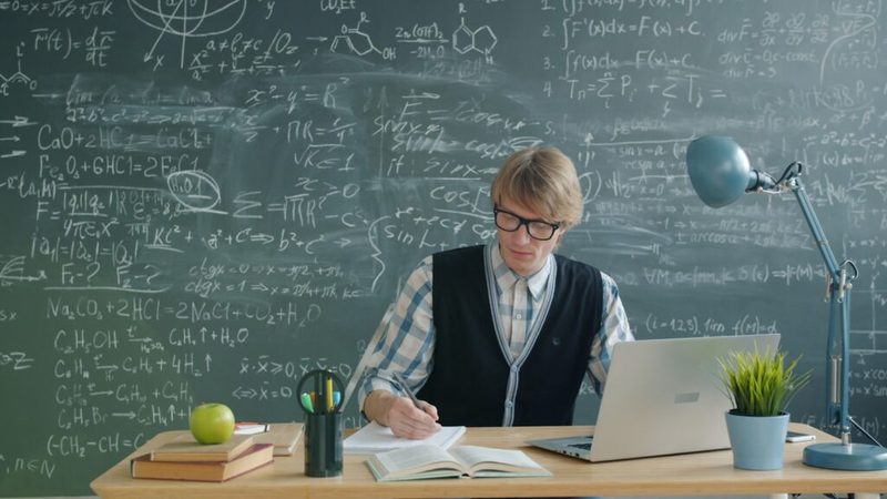 Estudante em sala de aula estudando para o curso técnico em Administração